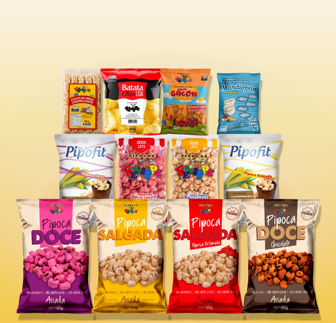 Os doze produtos da Pipocas Felippe empilhados em pirâmide: pipocas doces e salgadas, linha Pipofit, Mandiopan, batata chips, flocos de arroz e salgadinho de bacon
